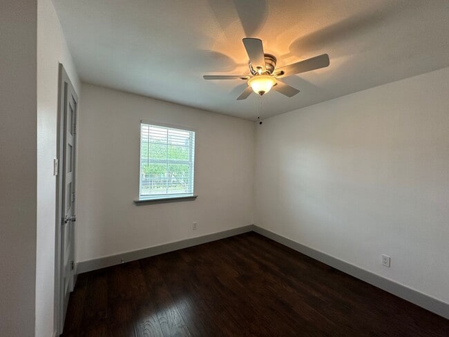 Building Photo - 4633 Fairmount St