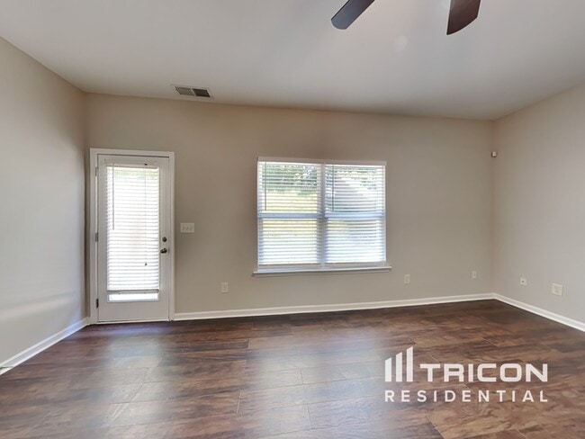 Building Photo - 102 Hill Crest Cir