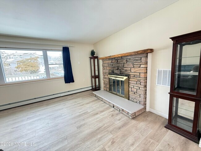 Foto del edificio - 63 Shorewood Dr