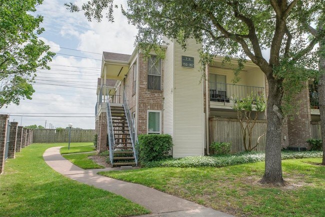 Building Photo - 3900 Woodchase Dr