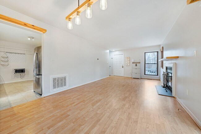 Foto del edificio - Gorgeous Updated 3 Bedroom, 1.5 Bath End U...