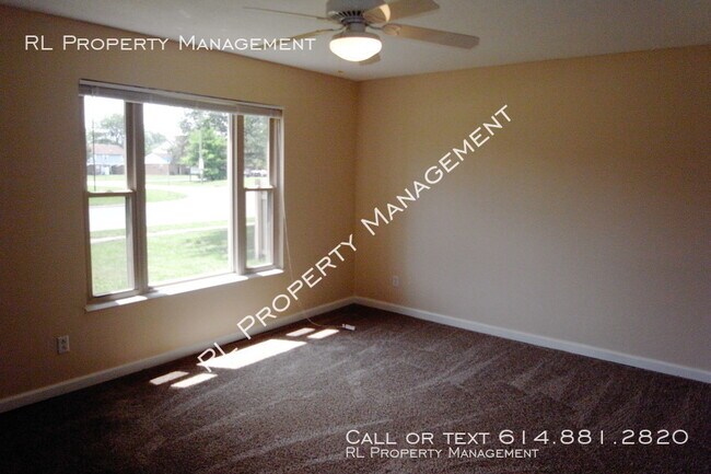 Building Photo - 3 bedroom 1.5 bathroom town home with fenc...