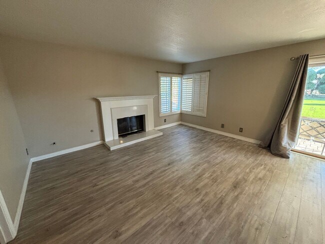 Foto del edificio - 3-Bedroom Saugus Home with Large Yard & RV Parking!