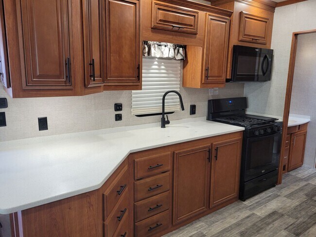 Foto del edificio - 55 + Beautiful Park Model. 2 Bed/1.5 bath ...