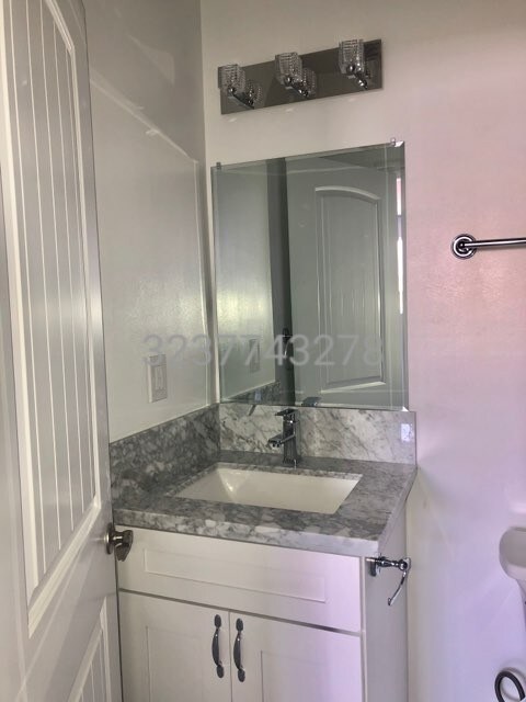 Foto del edificio - 1268 N Curson Ave