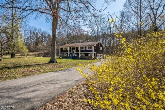 Foto del edificio - 180 Stillwater Rd