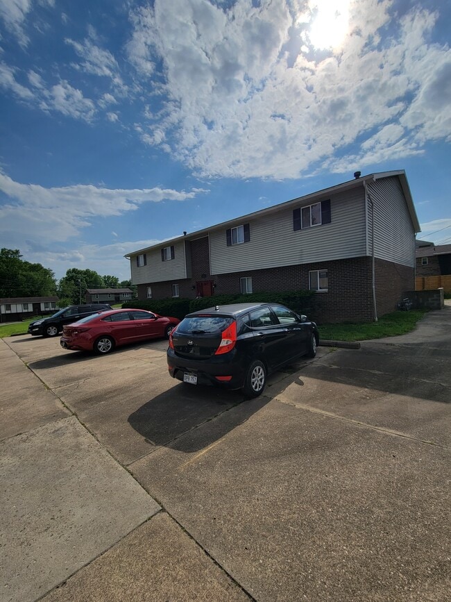 Building Photo - Camelot Apartments