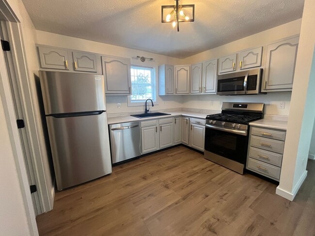 Building Photo - Nice Recently Renovated 3 Bedroom Duplex i...