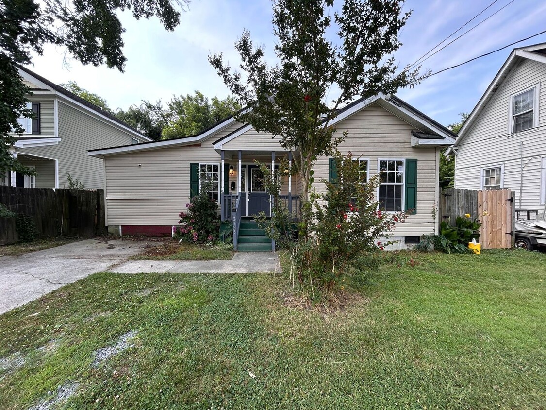 Primary Photo - Spacious 4-Bedroom Home W/Sunroom & Large ...