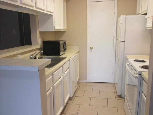 Foto del edificio - 17331 Red Oak Dr