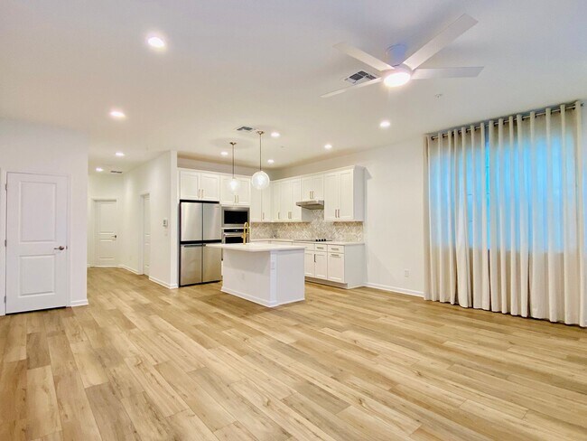 Foto del edificio - MOVE-IN SPECIAL!! Stunning 2024 Luxury 4BR/3BA Townhome with Resort Amenities - Rare Find in Apopka!