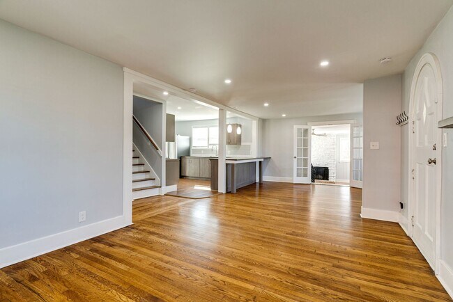 Foto del edificio - Spacious 4 Bed/ 3.5 Bath Home in Madison w Detached Office and Full Bath, 2 Car Garage, 1/2 acres...
