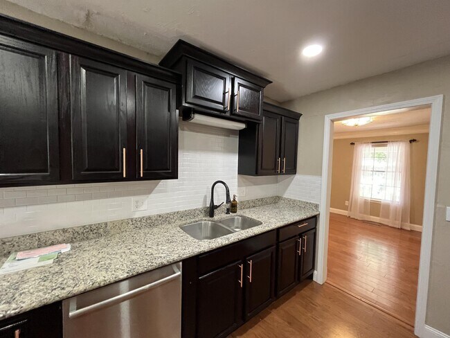 Foto del edificio - 1304 Pine Oak Dr