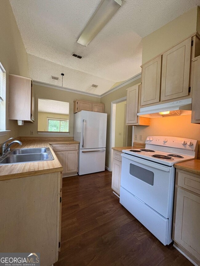 Building Photo - 233 W Lakemont Dr