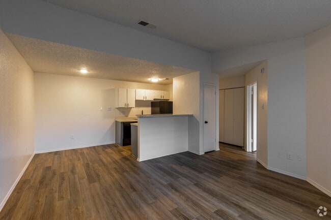 1 habitación, 1 baño - 627 pies cuadrados - Sala de estar - Eagle Creek Landing Apartments