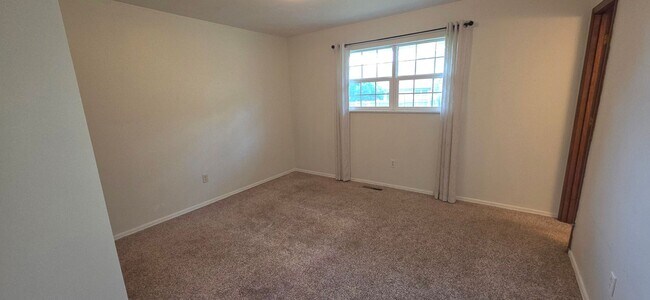 Building Photo - Outstanding 3-4 Bedroom close to Mall! $1795