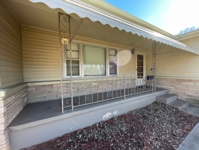 Building Photo - GREAT LOCATION!! Close to Mercy Hospital!