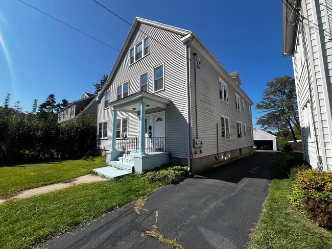 Building Photo - 1st Floor Apartment in Ideal West Hartford...