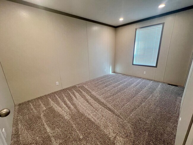 Foto del edificio - 300 Forrest Ave