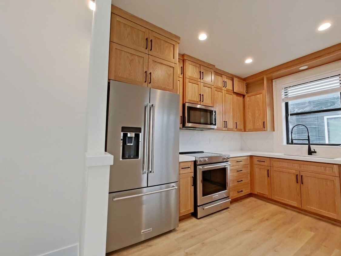 Building Photo - 6++ Bedroom Luxury Campus Living at Its Finest!