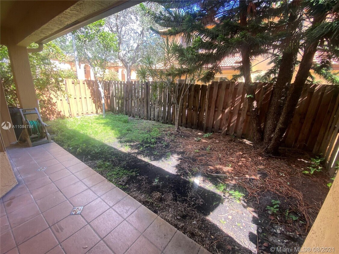 Building Photo - 202  Aspen Way   Davie Fl 33325