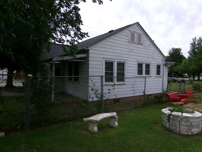 Foto del edificio - Spacious 3-Bedroom 2-Bathroom Home