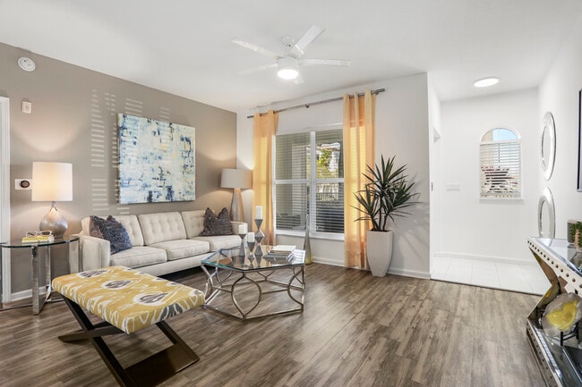 Sala de estar renovada con piso de tablones de vinilo de superficie dura - Avalon Coconut Creek