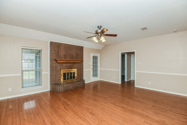 Foto del edificio - 121 Downwood Dr