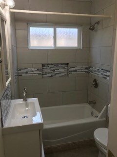 bathroom with niche in tub - 1679 Thomas Ave