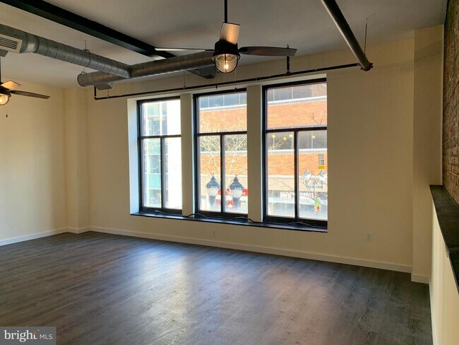 Building Photo - 833 N Market St