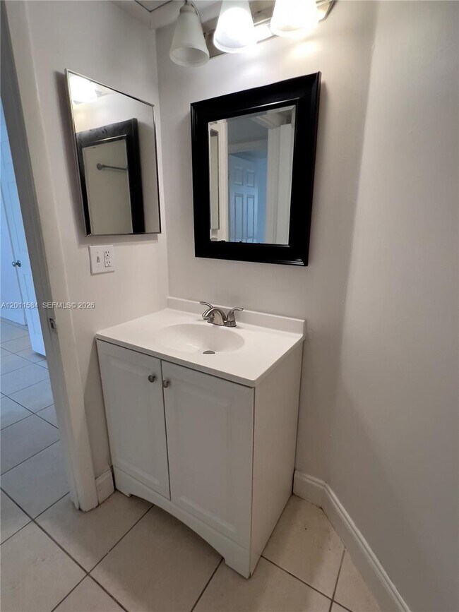 Foto del edificio - 2880 N Oakland Forest Dr