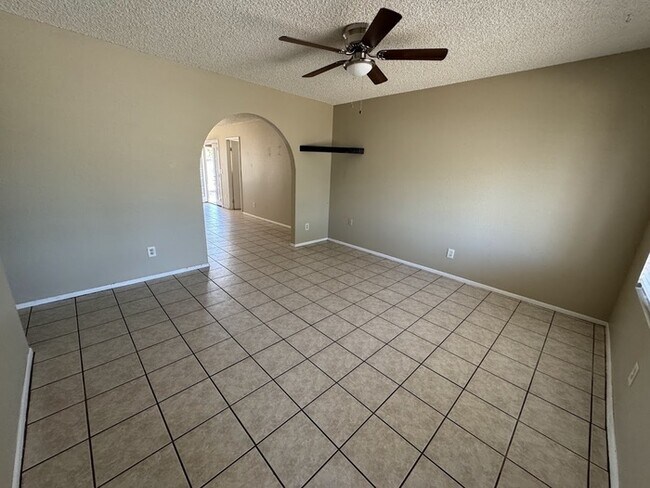 Foto del edificio - Peoria 3br House with Garage