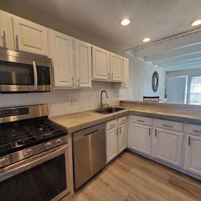Foto del edificio - 2 Bedroom Townhome with Pool and Clubhouse/Centrally Located!!