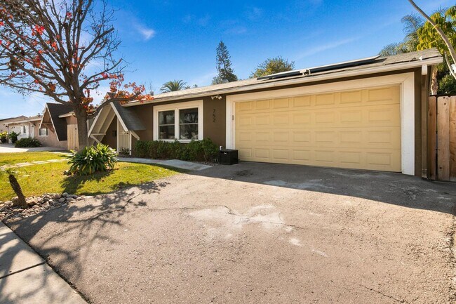 Building Photo - Beautiful, remodeled house with a pool & outdoor kitchen