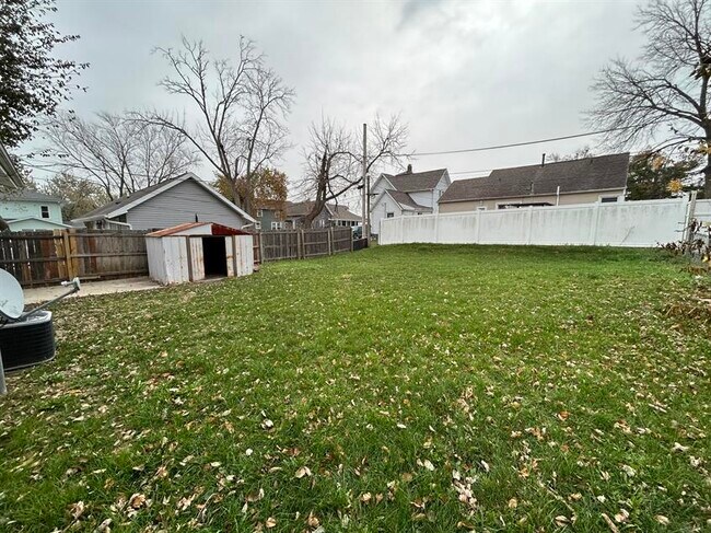 Building Photo - 2085 9th Ave