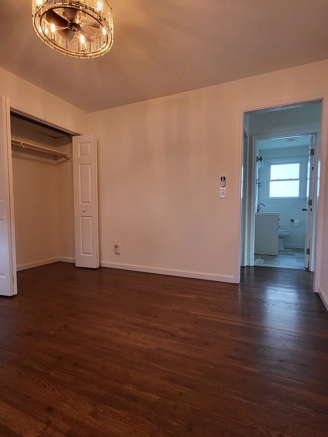Living room - 1512A Sweetbriar Ave