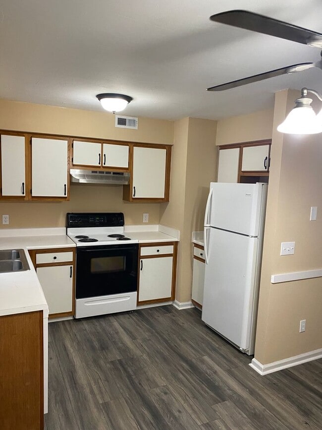 Building Photo - Condo in Great Location