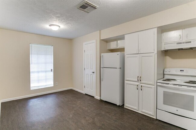 Building Photo - 5010 Carmona Ln