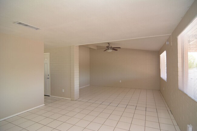 Building Photo - Charming 4 Bedroom 1 Bath Home! South Tucs...