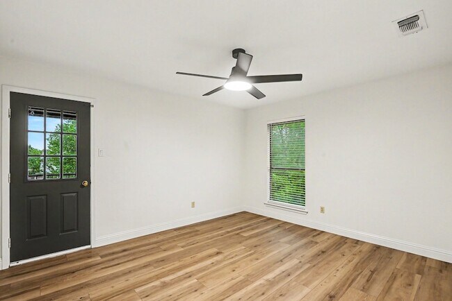Foto del edificio - 2101 Mistletoe Ave