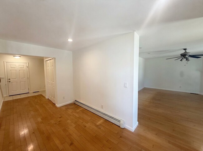 Foto del edificio - 1541 Monmouth Ave