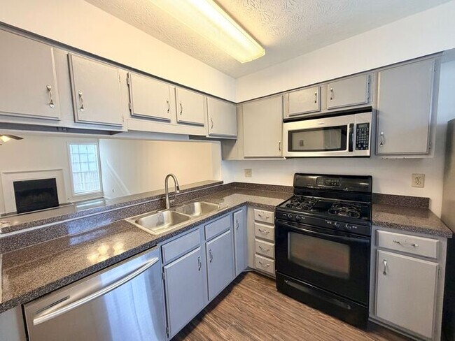 Foto del edificio - Gorgeous Doraville 2 Bed-2.5 Bath Townhouse, Roommate Floor plan!