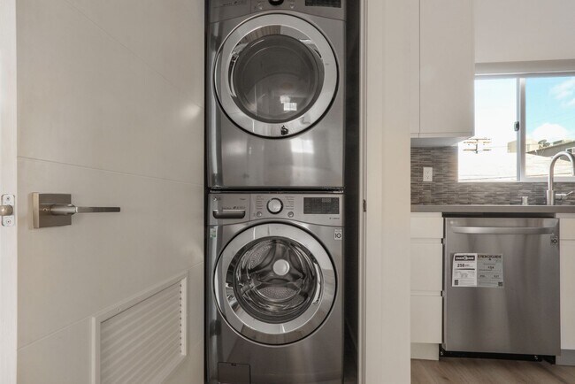 Foto del edificio - Gorgeous 3 Bedroom / 2 1/2 Bath Townhome-Style Apartment in Hollywood