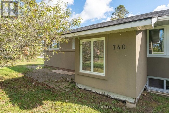 Building Photo - 740 Collins Bay Rd