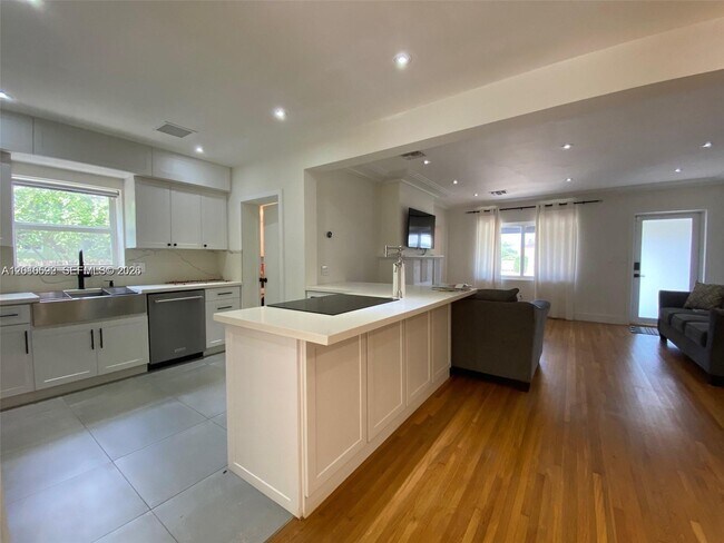 Foto del edificio - 9472 Byron Ave