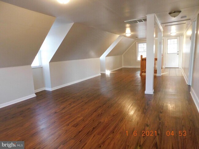 Building Photo - 898 Hilltop Dr