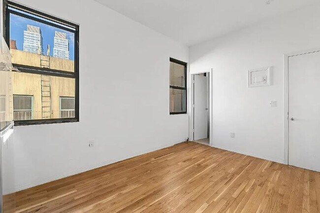 Foto del edificio - 243 W 63rd St
