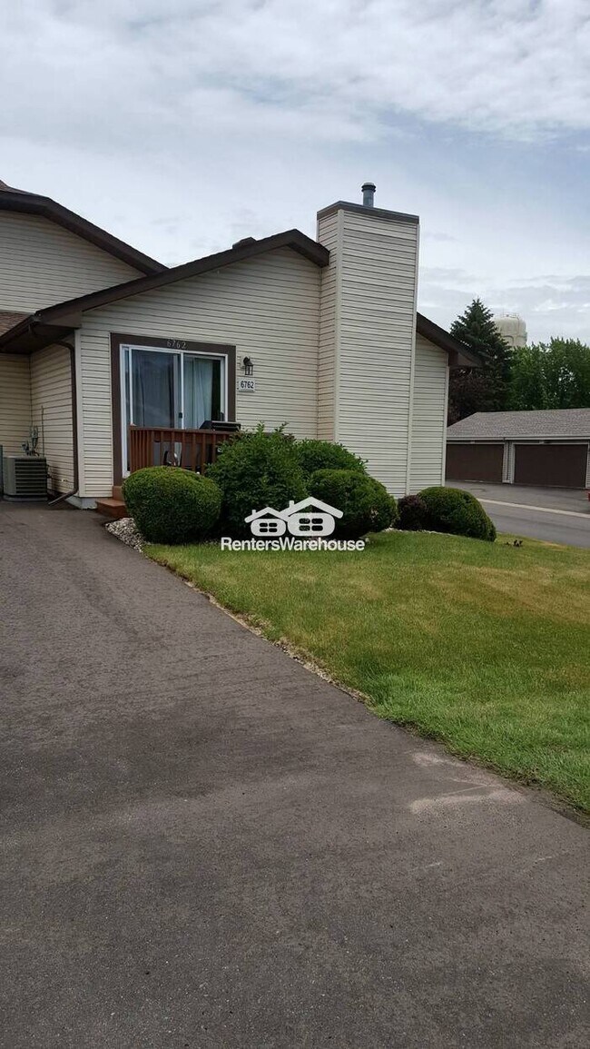 Building Photo - 2 BR Oakdale Townhome Avail NOW!
