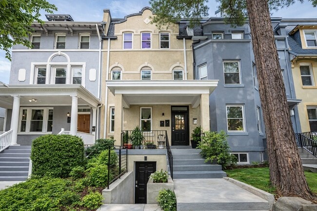 Building Photo - 727 Quebec Pl NW