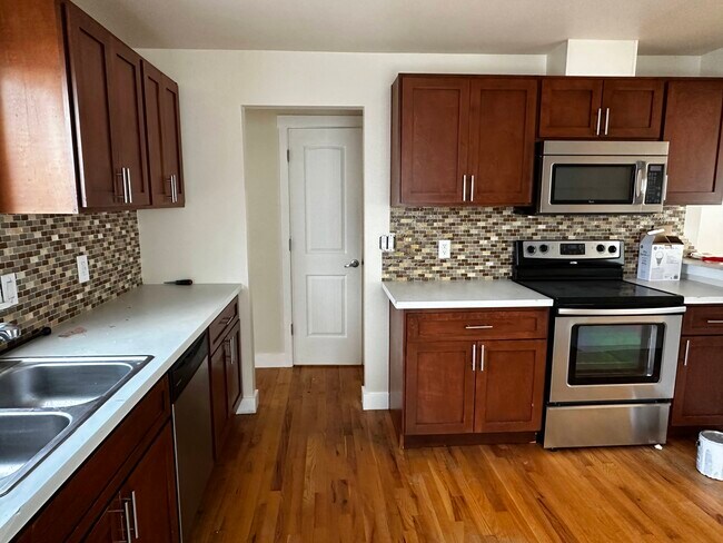 Foto del edificio - 823 E 64th St